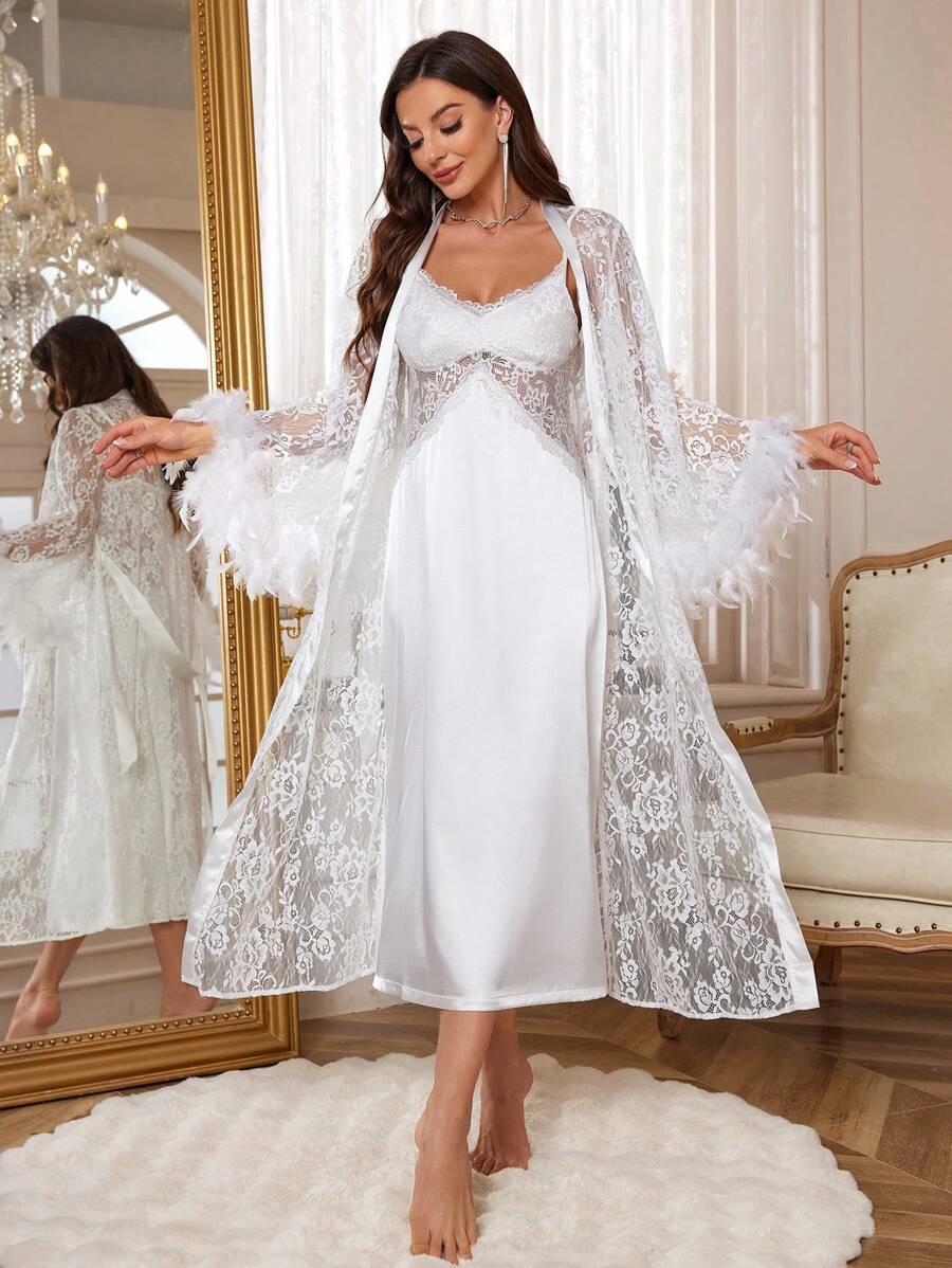 Ensemble pyjama composé d'une robe de chambre en dentelle à contraste de plume et d'une robe de nuisette en satin