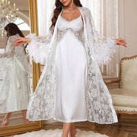 Ensemble pyjama composé d'une robe de chambre en dentelle à contraste de plume et d'une robe de nuisette en satin