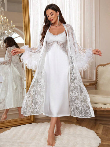 Ensemble pyjama composé d'une robe de chambre en dentelle à contraste de plume et d'une robe de nuisette en satin