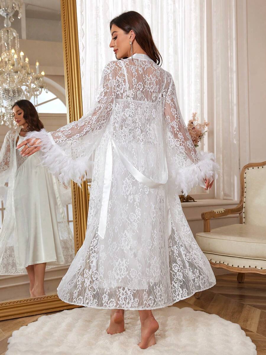 Ensemble pyjama composé d'une robe de chambre en dentelle à contraste de plume et d'une robe de nuisette en satin