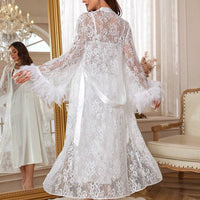 Ensemble pyjama composé d'une robe de chambre en dentelle à contraste de plume et d'une robe de nuisette en satin