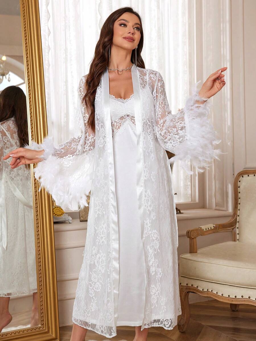 Ensemble pyjama composé d'une robe de chambre en dentelle à contraste de plume et d'une robe de nuisette en satin