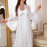 Ensemble pyjama composé d'une robe de chambre en dentelle à contraste de plume et d'une robe de nuisette en satin