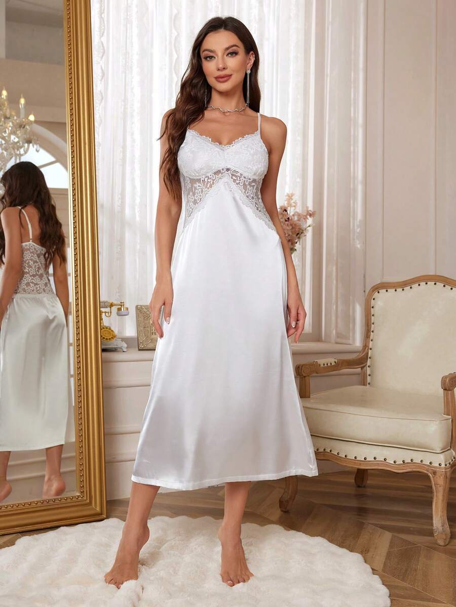 Ensemble pyjama composé d'une robe de chambre en dentelle à contraste de plume et d'une robe de nuisette en satin