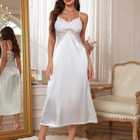 Ensemble pyjama composé d'une robe de chambre en dentelle à contraste de plume et d'une robe de nuisette en satin