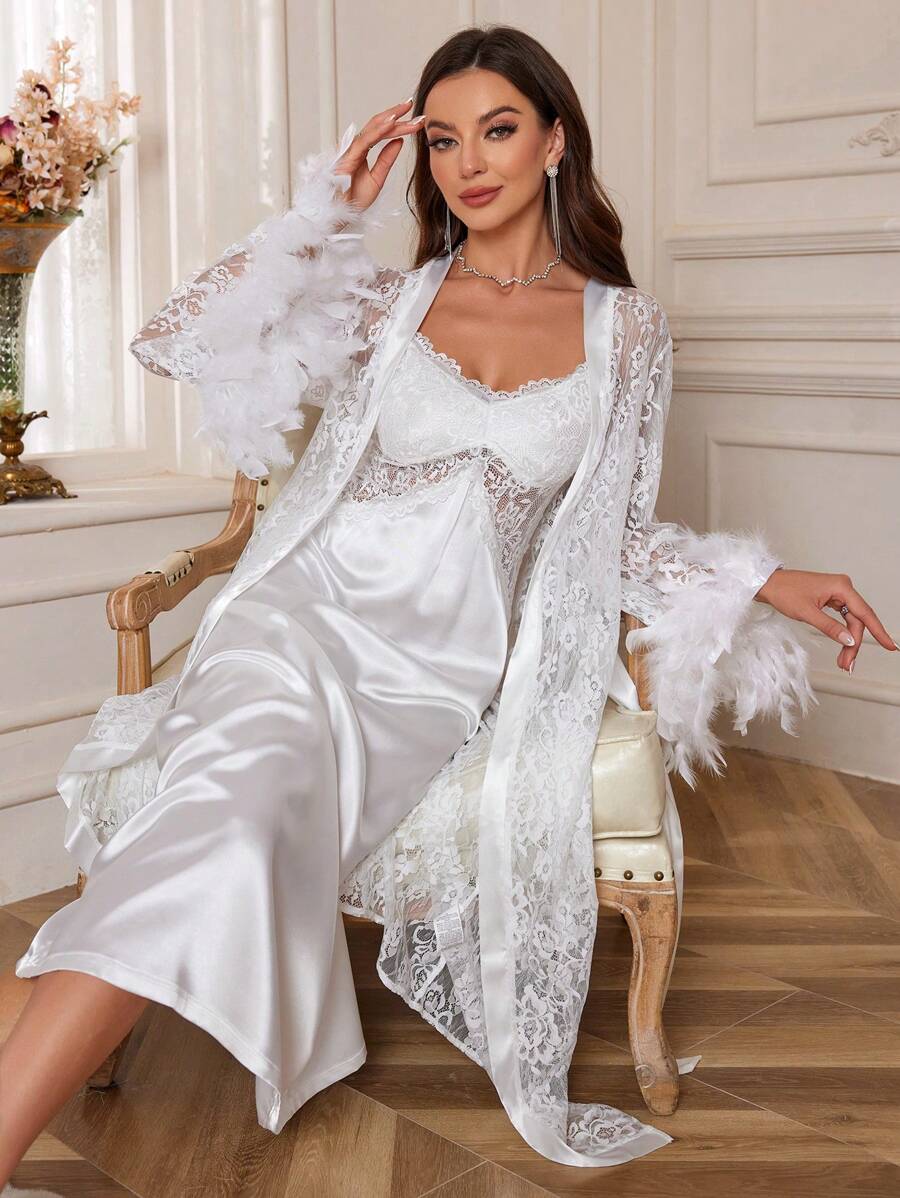 Ensemble pyjama composé d'une robe de chambre en dentelle à contraste de plume et d'une robe de nuisette en satin