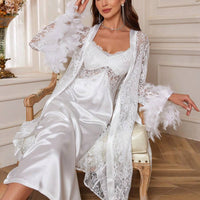 Ensemble pyjama composé d'une robe de chambre en dentelle à contraste de plume et d'une robe de nuisette en satin
