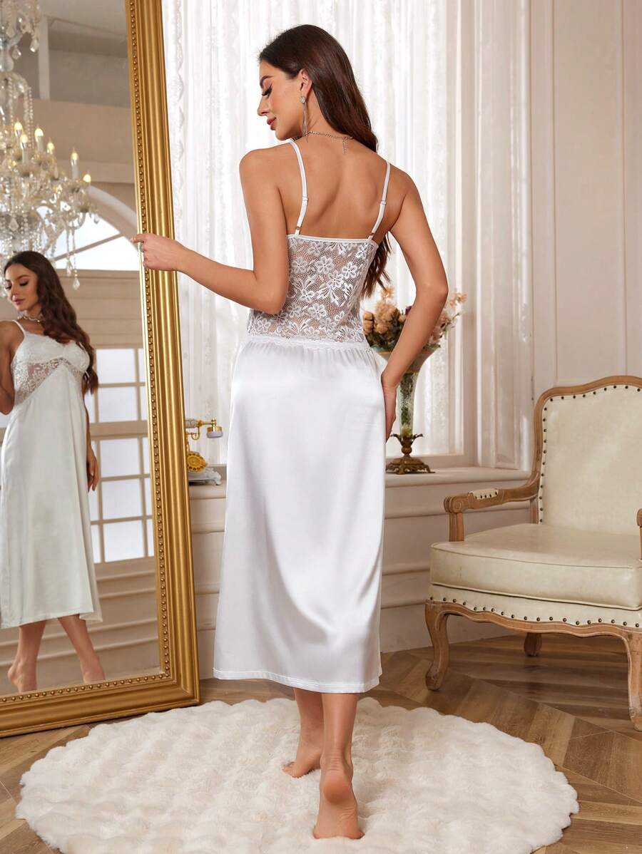 Ensemble pyjama composé d'une robe de chambre en dentelle à contraste de plume et d'une robe de nuisette en satin