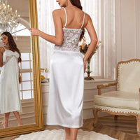 Ensemble pyjama composé d'une robe de chambre en dentelle à contraste de plume et d'une robe de nuisette en satin