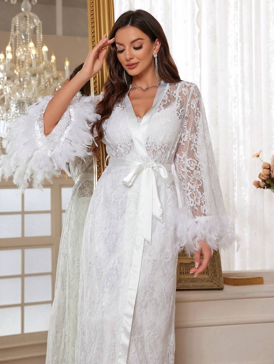 Ensemble pyjama composé d'une robe de chambre en dentelle à contraste de plume et d'une robe de nuisette en satin