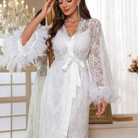 Ensemble pyjama composé d'une robe de chambre en dentelle à contraste de plume et d'une robe de nuisette en satin