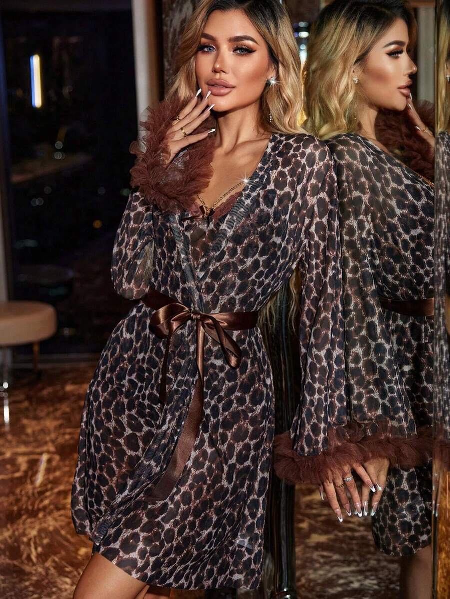 SilkySpell 3 pièces Ensemble de vêtements de nuit pour femme : Débardeur à imprimé léopard avec décoration de chaîne, short et robe de chambre à manches longues