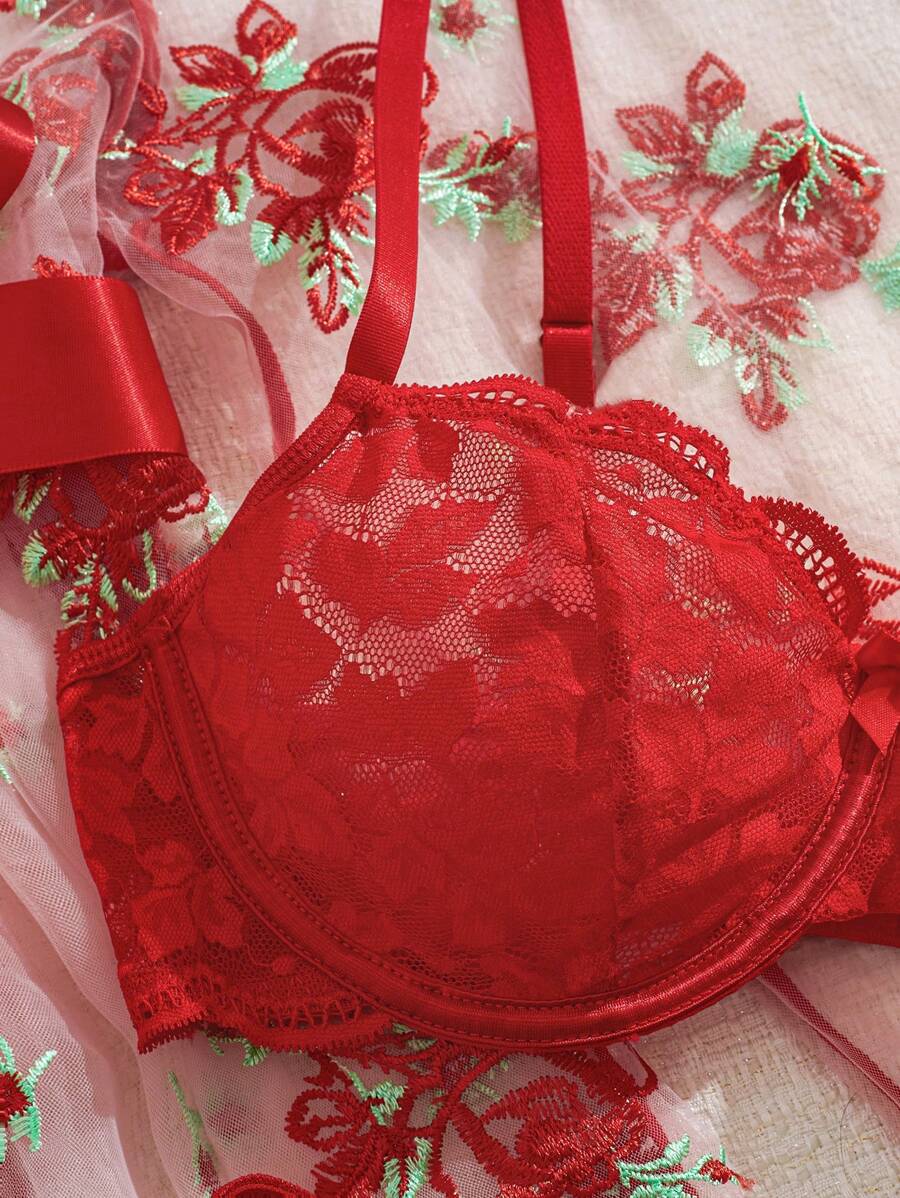 4 pièces Set: Robe en mousseline de soie à broderie florale + Soutien-gorge à armature en dentelle + Culotte tanga + Ceinture de taille