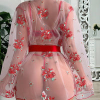 4 pièces Set: Robe en mousseline de soie à broderie florale + Soutien-gorge à armature en dentelle + Culotte tanga + Ceinture de taille