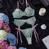 SHEIN 3 pièces Ensemble de lingerie sexy comprenant un soutien-gorge à armatures avec broderie florale et cœur, une jarretelle et un string