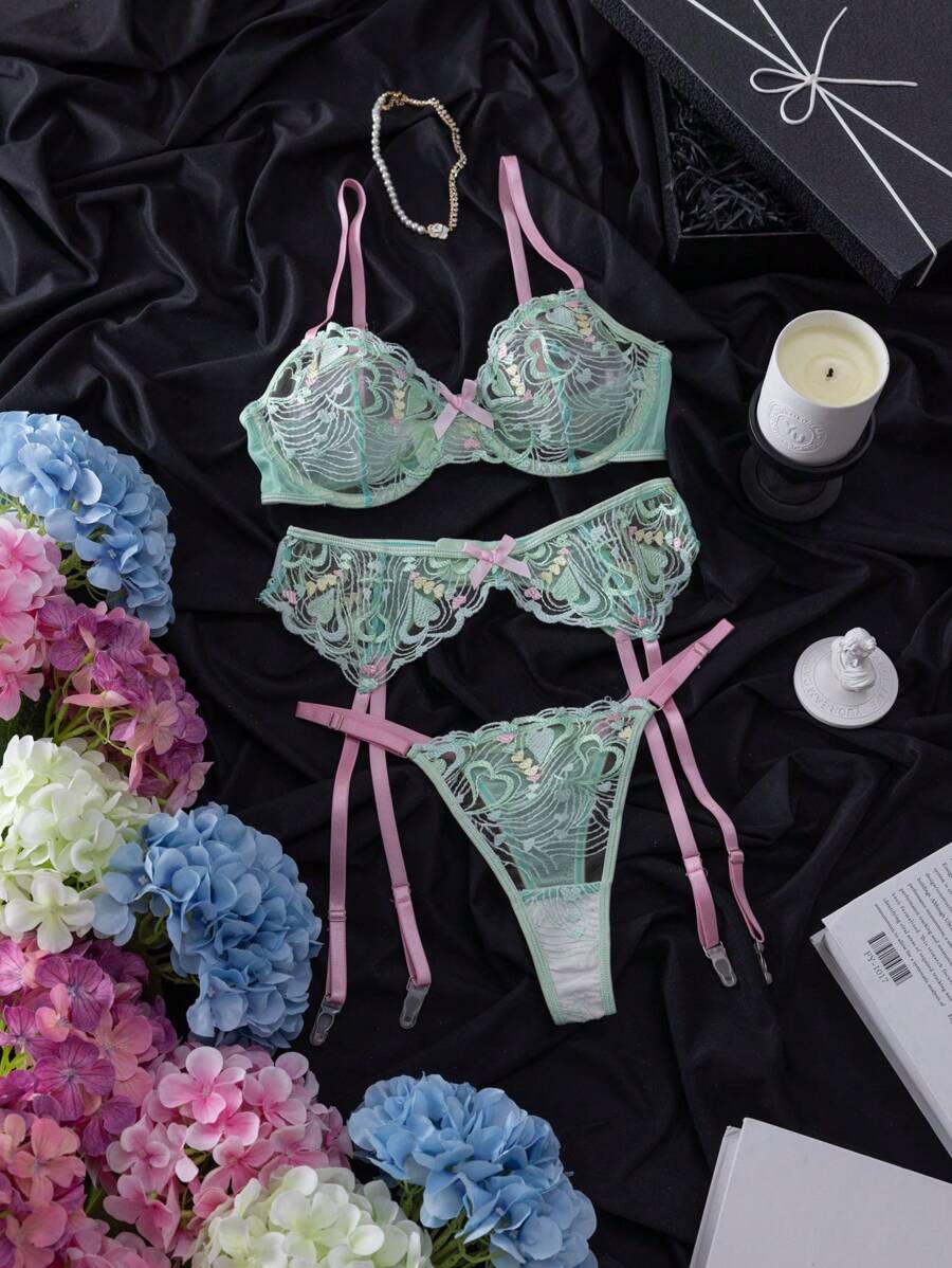 SHEIN 3 pièces Ensemble de lingerie sexy comprenant un soutien-gorge à armatures avec broderie florale et cœur, une jarretelle et un string