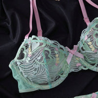 SHEIN 3 pièces Ensemble de lingerie sexy comprenant un soutien-gorge à armatures avec broderie florale et cœur, une jarretelle et un string