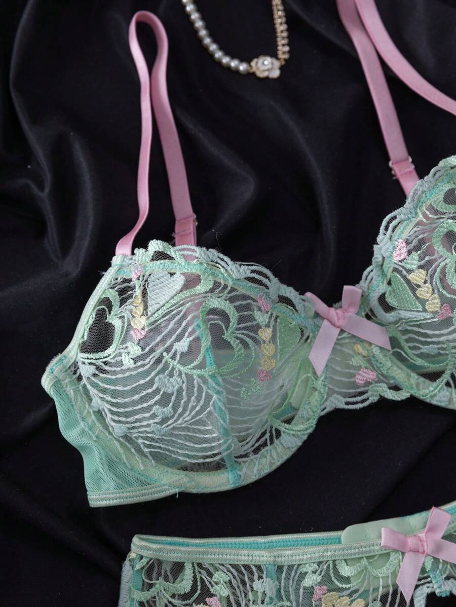 SHEIN 3 pièces Ensemble de lingerie sexy comprenant un soutien-gorge à armatures avec broderie florale et cœur, une jarretelle et un string