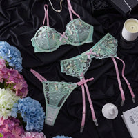 SHEIN 3 pièces Ensemble de lingerie sexy comprenant un soutien-gorge à armatures avec broderie florale et cœur, une jarretelle et un string