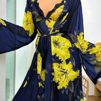 Ensemble de nuisette et robe de chambre avec imprimé floral et insert en dentelle, vacances