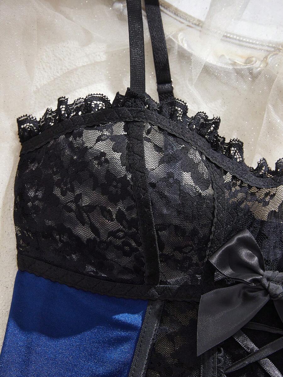 Ensemble de lingerie mature, charmant et sexy. Camisole en patchwork de dentelle bicolore bleu et noir avec un motif transparent croisé.