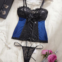 Ensemble de lingerie mature, charmant et sexy. Camisole en patchwork de dentelle bicolore bleu et noir avec un motif transparent croisé.