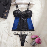 Ensemble de lingerie mature, charmant et sexy. Camisole en patchwork de dentelle bicolore bleu et noir avec un motif transparent croisé.