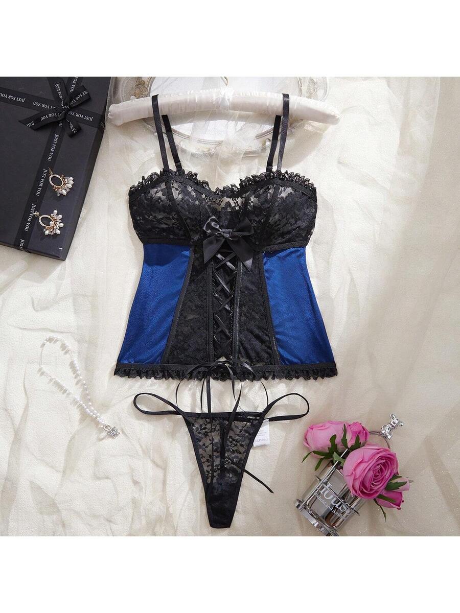 Ensemble de lingerie mature, charmant et sexy. Camisole en patchwork de dentelle bicolore bleu et noir avec un motif transparent croisé.