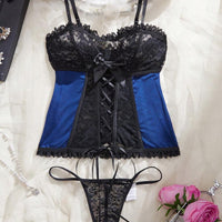 Ensemble de lingerie mature, charmant et sexy. Camisole en patchwork de dentelle bicolore bleu et noir avec un motif transparent croisé.