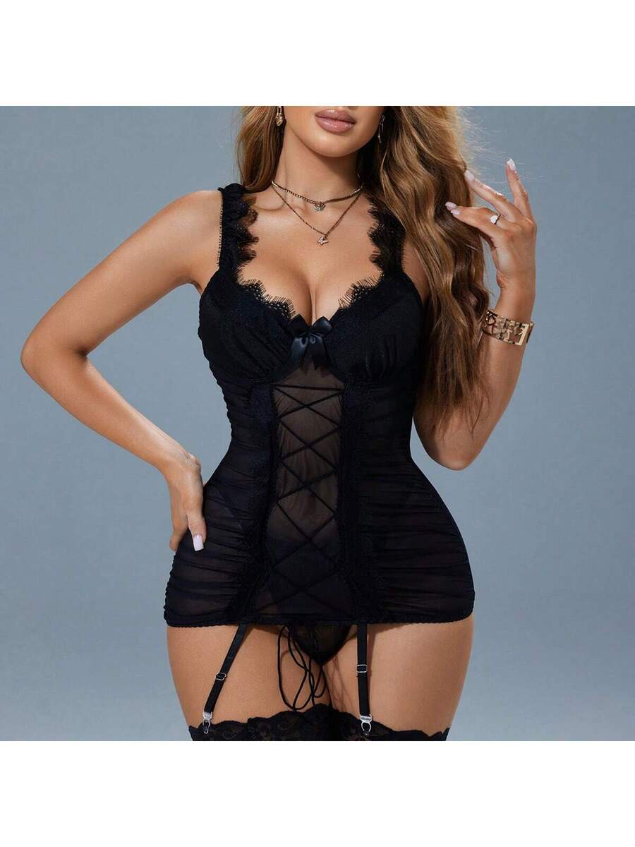 Ensemble de lingerie élégant et sexy de style rétro de palais avec robe transparente à fines bretelles et lacets, et string. Nuisette noire sexy pour femmes.
