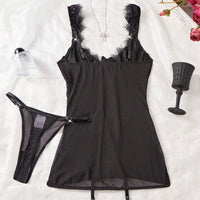 Ensemble de lingerie élégant et sexy de style rétro de palais avec robe transparente à fines bretelles et lacets, et string. Nuisette noire sexy pour femmes.
