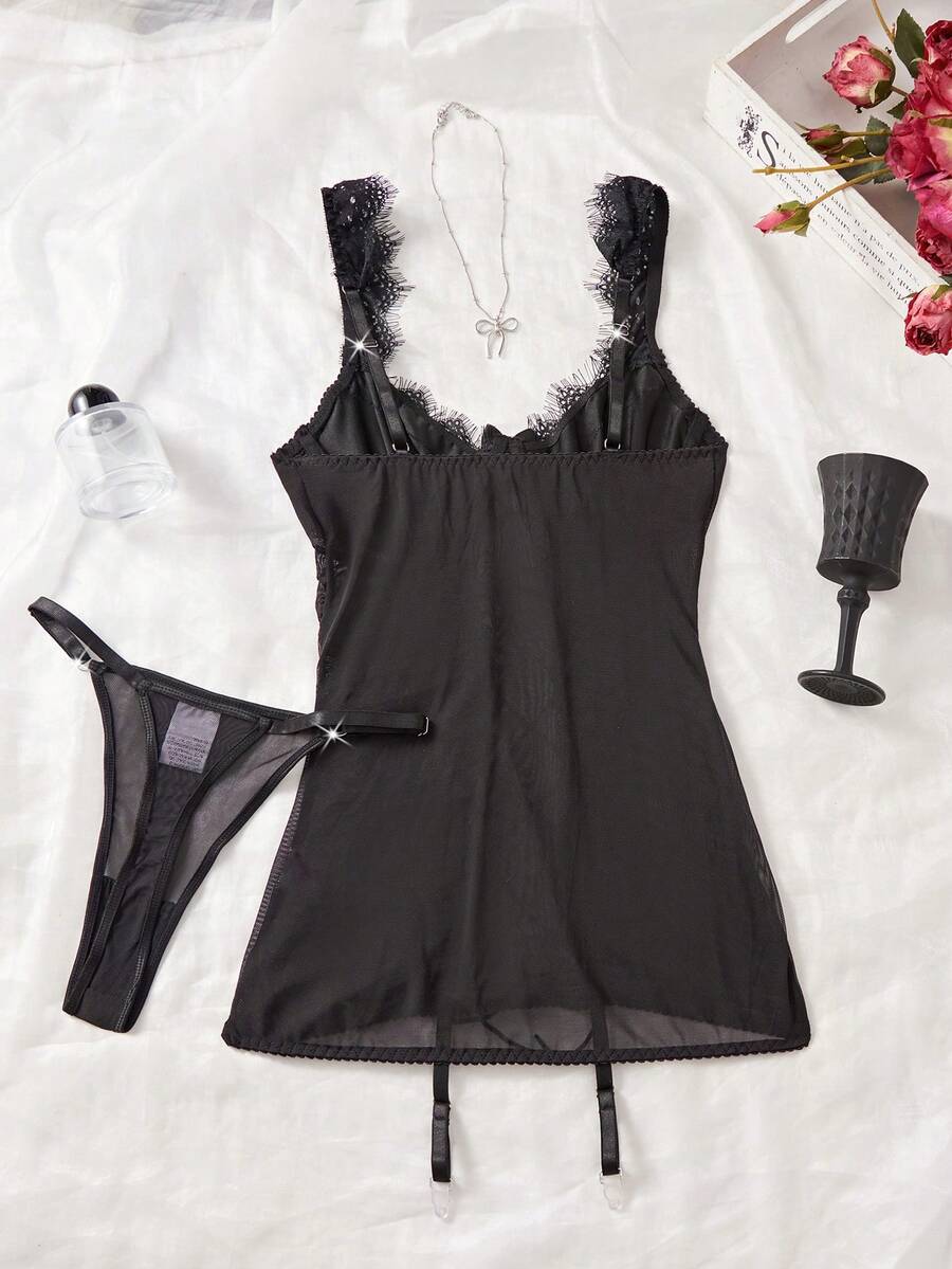 Ensemble de lingerie élégant et sexy de style rétro de palais avec robe transparente à fines bretelles et lacets, et string. Nuisette noire sexy pour femmes.