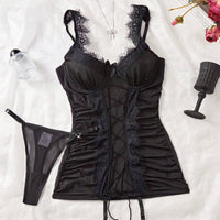 Ensemble de lingerie élégant et sexy de style rétro de palais avec robe transparente à fines bretelles et lacets, et string. Nuisette noire sexy pour femmes.