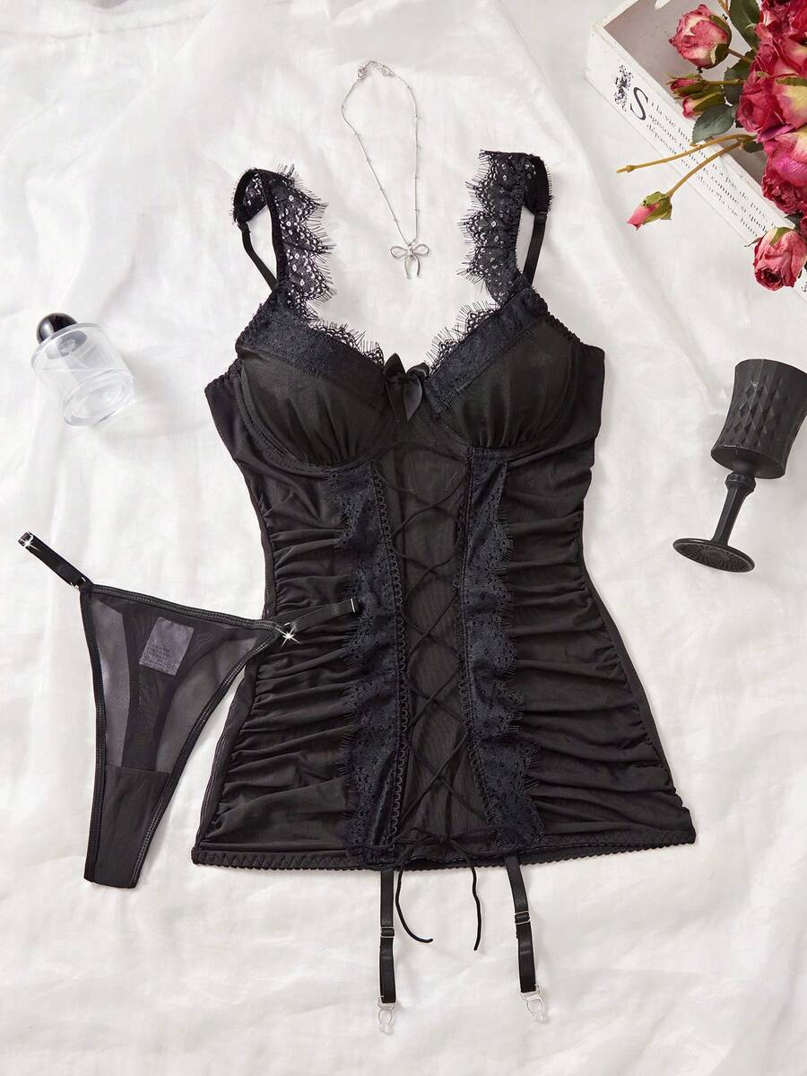 Ensemble de lingerie élégant et sexy de style rétro de palais avec robe transparente à fines bretelles et lacets, et string. Nuisette noire sexy pour femmes.