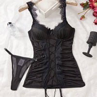 Ensemble de lingerie élégant et sexy de style rétro de palais avec robe transparente à fines bretelles et lacets, et string. Nuisette noire sexy pour femmes.