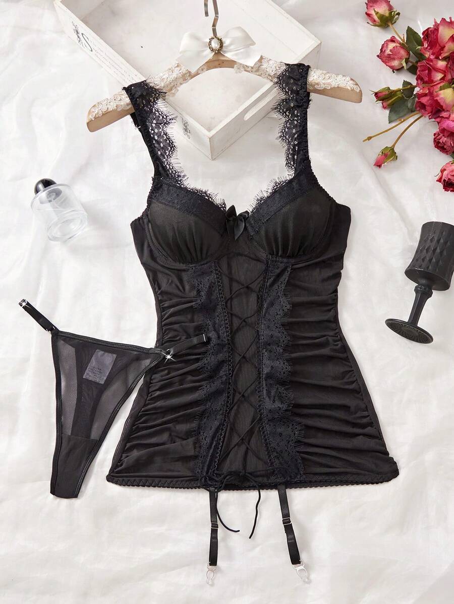 Ensemble de lingerie élégant et sexy de style rétro de palais avec robe transparente à fines bretelles et lacets, et string. Nuisette noire sexy pour femmes.