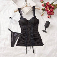 Ensemble de lingerie élégant et sexy de style rétro de palais avec robe transparente à fines bretelles et lacets, et string. Nuisette noire sexy pour femmes.