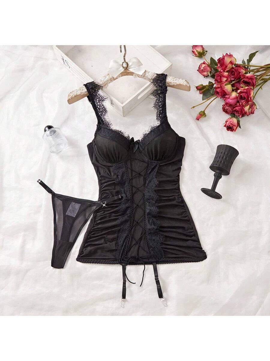 Ensemble de lingerie élégant et sexy de style rétro de palais avec robe transparente à fines bretelles et lacets, et string. Nuisette noire sexy pour femmes.