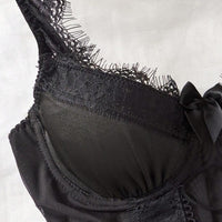 Ensemble de lingerie élégant et sexy de style rétro de palais avec robe transparente à fines bretelles et lacets, et string. Nuisette noire sexy pour femmes.