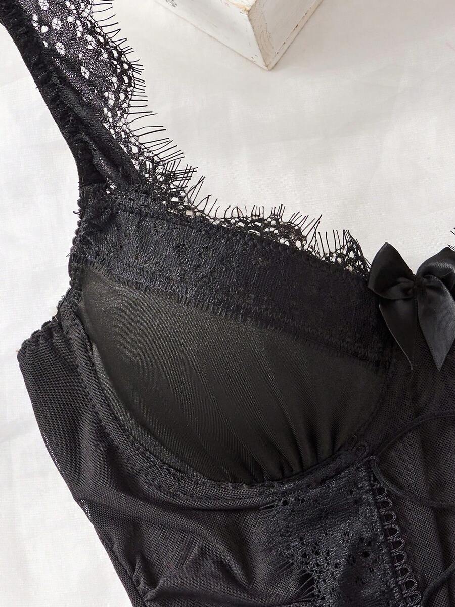 Ensemble de lingerie élégant et sexy de style rétro de palais avec robe transparente à fines bretelles et lacets, et string. Nuisette noire sexy pour femmes.