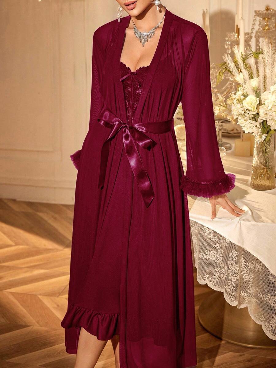 2 pièces : Nuisette avec garniture en dentelle arête de poisson + Robe de chambre