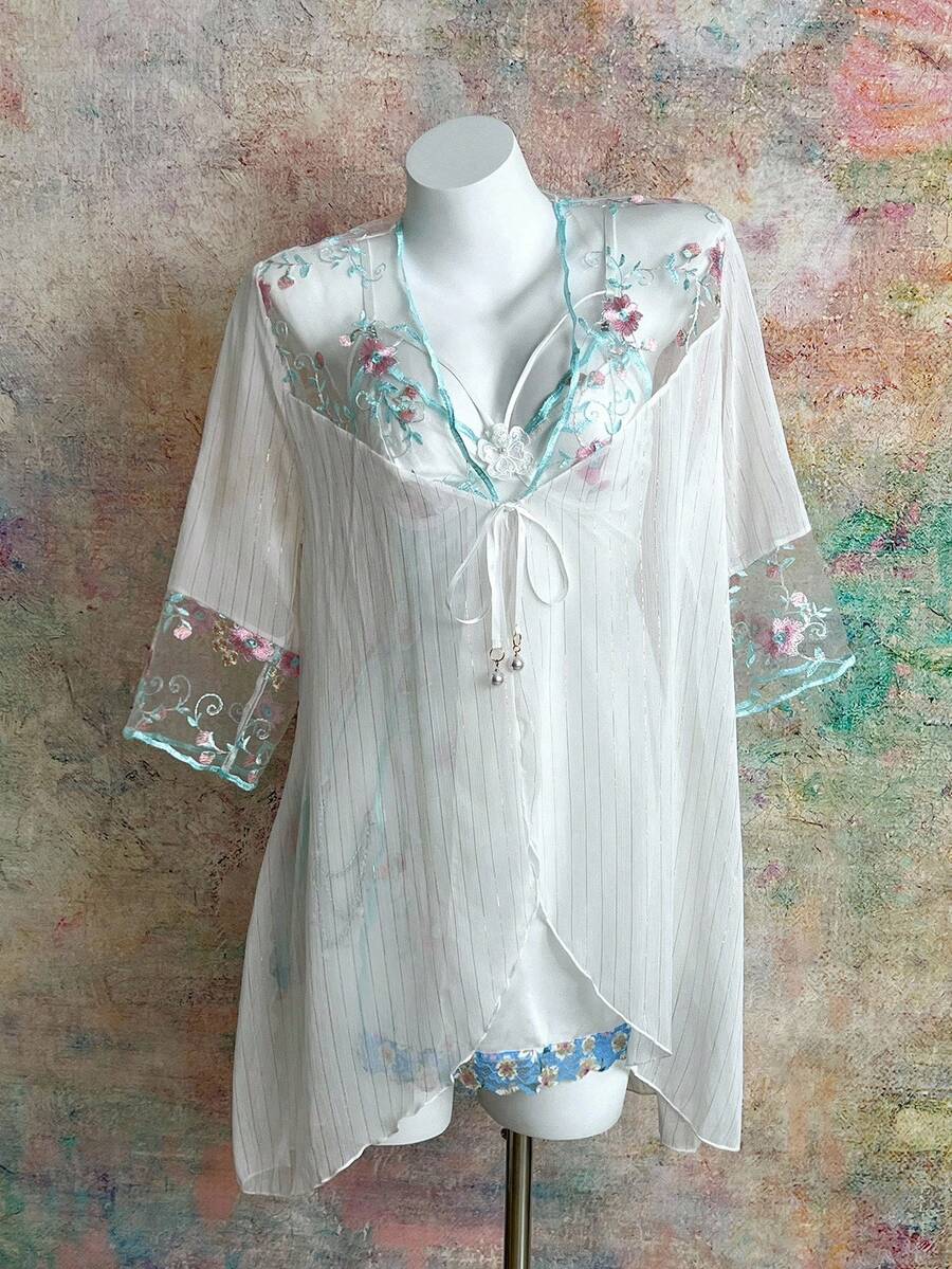 FloralLove 2 pièces Ensemble de robe de chambre en satin et de nuisette en dentelle florale romantique avec boutons décoratifs en faux perles. Ensemble de lingerie nuptiale, vêtements d'automne