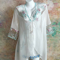 FloralLove 2 pièces Ensemble de robe de chambre en satin et de nuisette en dentelle florale romantique avec boutons décoratifs en faux perles. Ensemble de lingerie nuptiale, vêtements d'automne